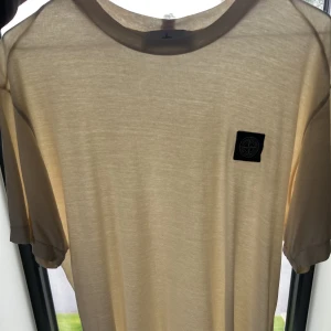 Stone Island T-shirt - En tvär schysst Tshirt från Stone Island. Köpt från NK stockholm och är i princip oanvänd. Ni ser att den är äkta via taggen. 