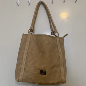 stor väska  - Stor väska i beige kaki. Använd mycket ofta men bra kvalitet, kedjan är trasig men går och fixa har stor utrymme
