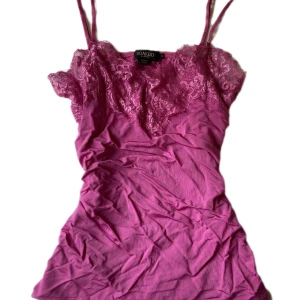 Rosa topp - Jättefint linne med lace från ”soaked”! Funkar som topp och nattlinne eftersom det har väldigt skönt material💟