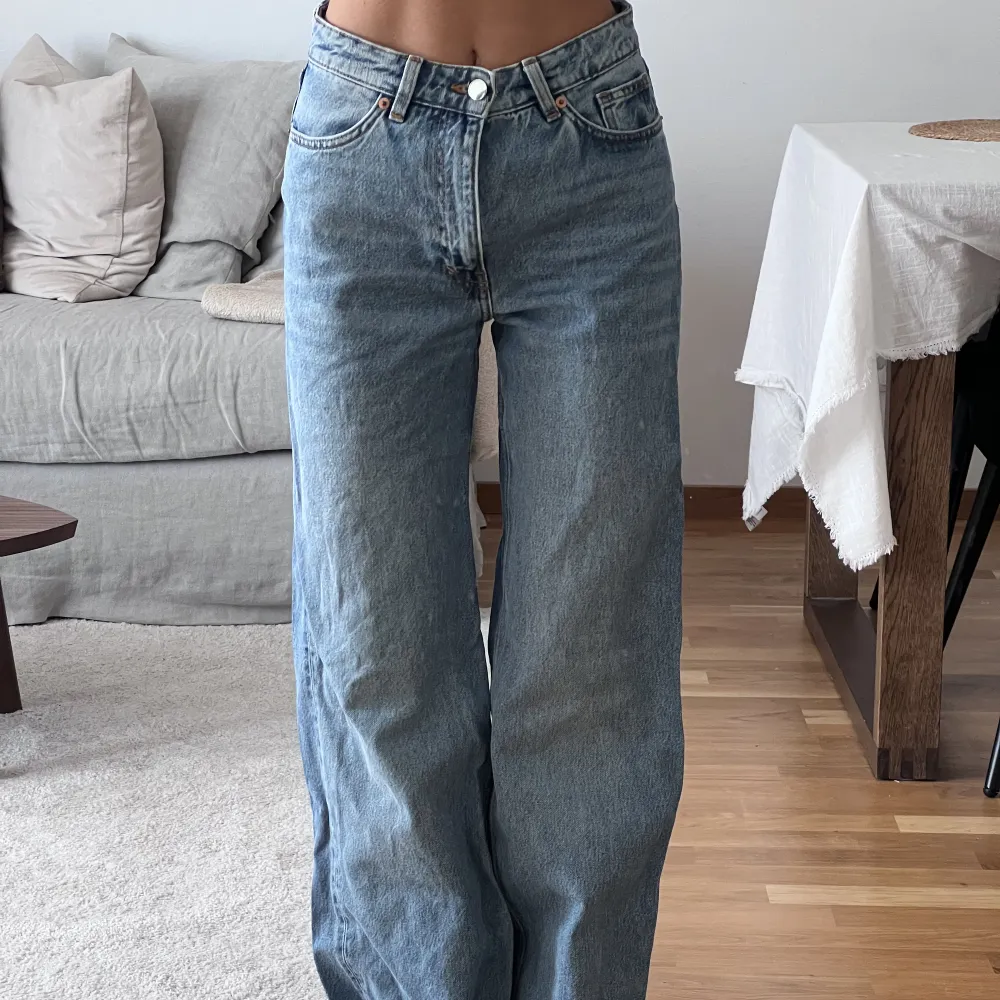 Säljer dessa supersnygga jeans från Monki! Fortfarande i mycket bra skick men kommer inte längre till användning🩵🦋 . Jeans & Byxor.