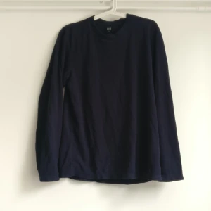 Marinblå vardagsfleece - Bra vardagsfleece för hösten. Värmer bra och se bra ut.