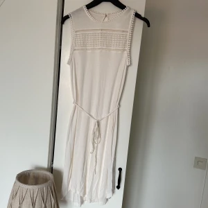 Vit klänning 🤍 - Vit klänning 🤍endast använd 1 gång!
