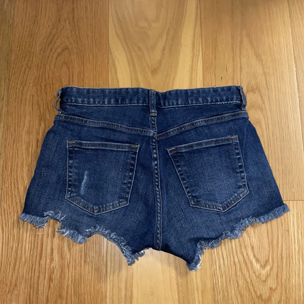 Lågmidjade jeansshorts från h&m, köpta från sellpy dock helt oanvända av mig. Kontakta mig för fler bilder. Shorts.