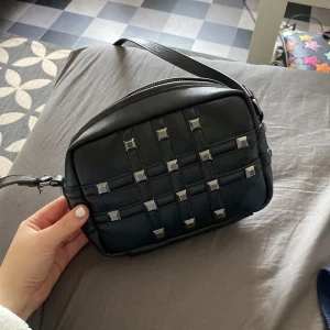 Väska  - Super söt väska från zara som tyvärr inte kommer till användning. Som ny 