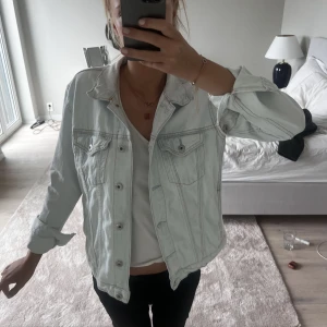 Jeans jacka  - Fin ljusblå jeans jacka!  
