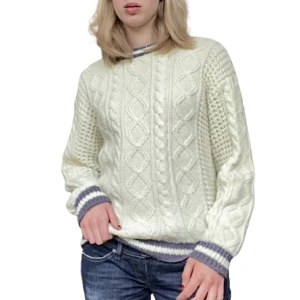 Tjock stickad tröja - Krämvit tjock stickad tröja med fina gråblå detaljer. Köpt second hand men har inga defekter. Uppskattar till storlek L då den är lite oversized på mig som är en S-M. Passar utmärkt både i stilen och kvalitén till hösten och vintern! 