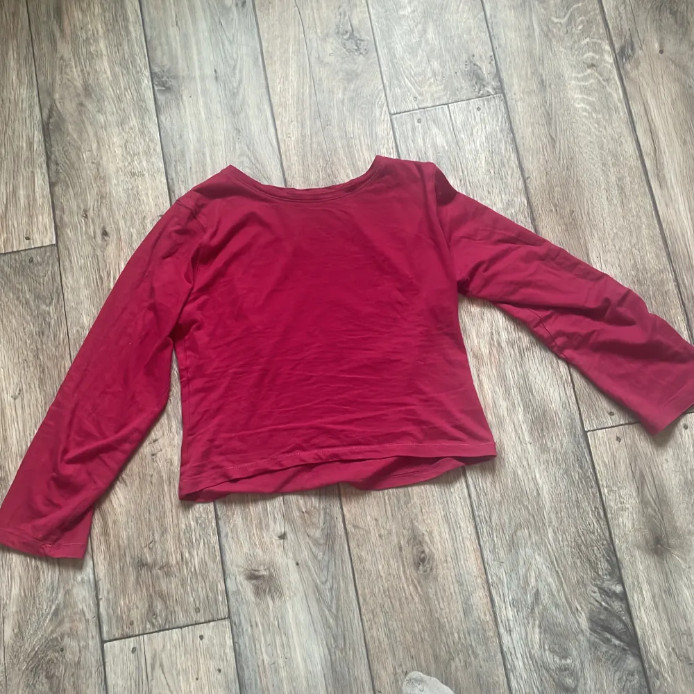 Säljer denna röd/rosa långärmad tröja . Toppar.