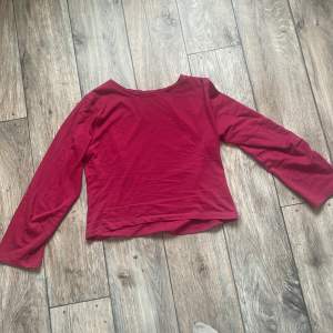 Säljer denna röd/rosa långärmad tröja 