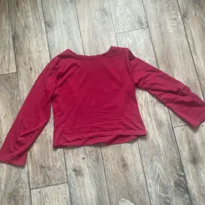 Säljer denna röd/rosa långärmad tröja 