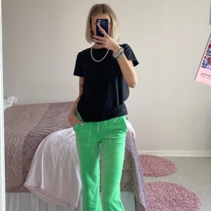 Juicy couture byxor  - Sprillans nya juicy byxor. ALDRIG använda och har endast testats i och med TikTok inspelning till samarbete. 