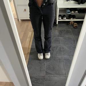 Ett par högmidjade flaire jeans från Levis som är super snygga men som tyvärr inte passar. Är bra längd på mig som är 166 och skulle nog passa folk upp till 170 cm