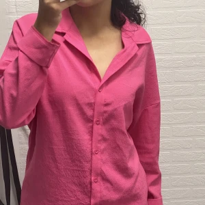 Rosa skjorta 50kr - Storlek: M (stor skjorta) Från: Zara (Pris kan diskuteras)