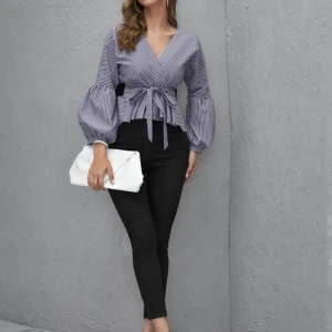 Randig blus - helt ny - Helt ny randig blus från Shein. Saknar etikett. Den är blå-vit.