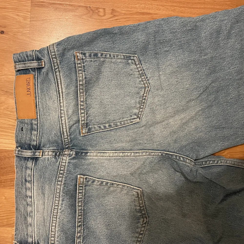 Mid rise jeans ifrån Junkyard ljusblå wideleg jeans fint skick bortsätt från  slitningen längst ner. Jeans & Byxor.