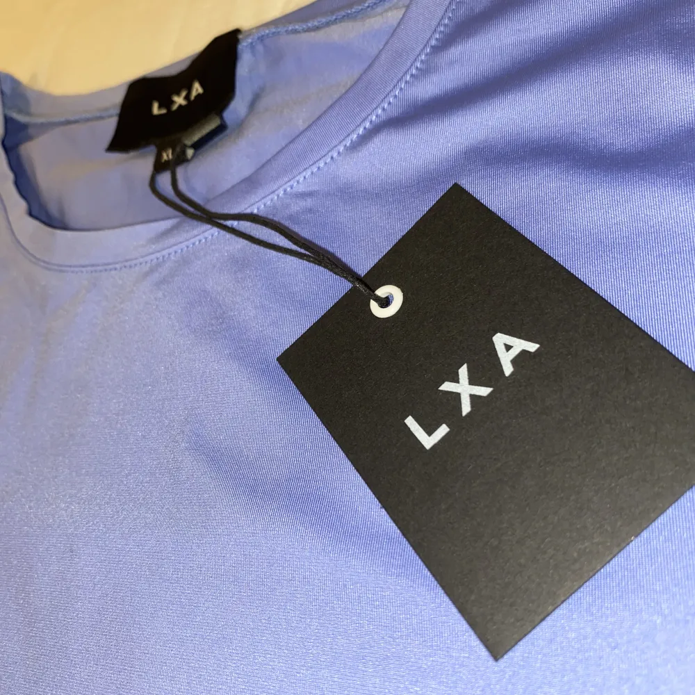 LXA everyday tee i blått. Storlek XL. Säljer då den är i fel storlek. Orginalpris: 299kr. T-shirts.