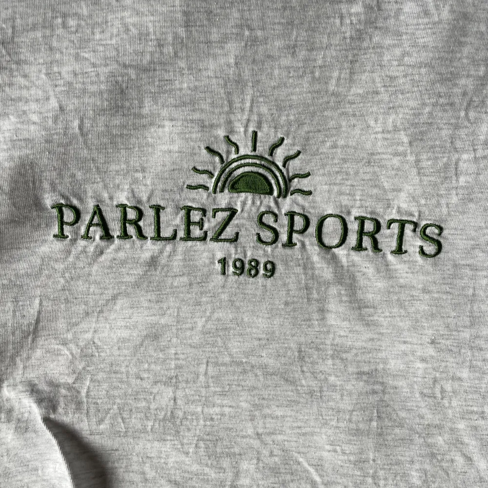 Vintage tröja med superfint grönt tryck. Köpt på Urban outfitters men från märket Parlez. . T-shirts.