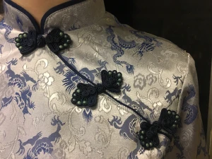 siden klänning - kommer ej till användning 