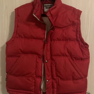 Röd väst - Säljer då den inte kommer till använding. Stolek L men passar mig som har M.
