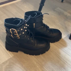 Boots - Använda utomhus knappt 1 timme, så är precis som helt nya 🤩