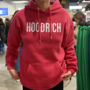 Hoodrich hoodie - Säljer min röda hoodrich hoodie som jag fick i julklapp. Den är använd 2 gånger. Jätte bra som ny 🥰