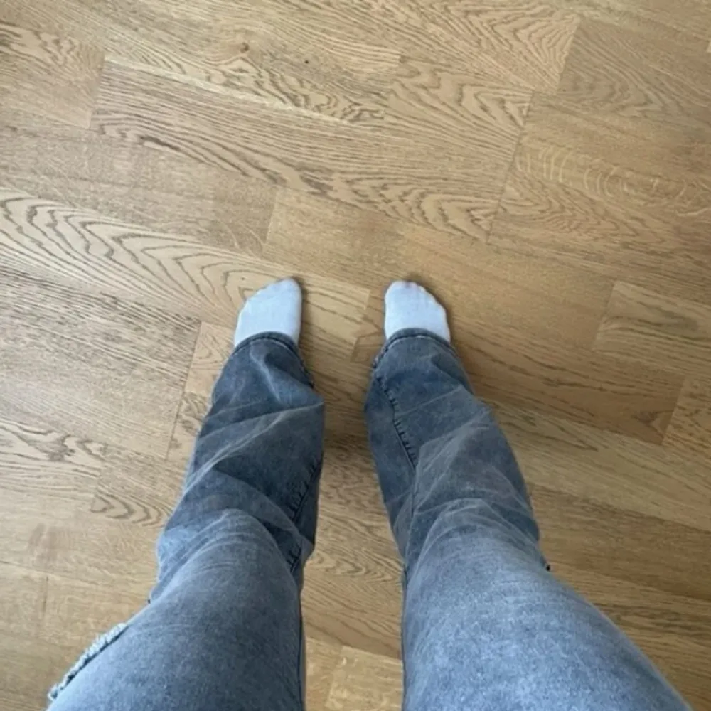 Ett par jätte fina gråa jeans, kommer ej till användning. Jag har oftast storlek 28-34 i jeans. Fick dom av en kompis så vet tyvärr ej vart dom är ifrån.Skriv om du är intresserad💞. Jeans & Byxor.