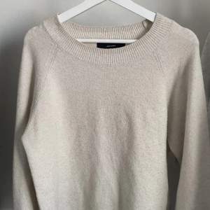 Säljer denna stickade tröja från Vero Moda då den inte kommer till användning längre. 🤍