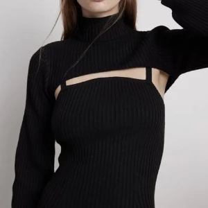 Svart bolero med krage  - Super snygg svart bolero från H&m!  Används inte längre, passar perfekt nu till hösten, 