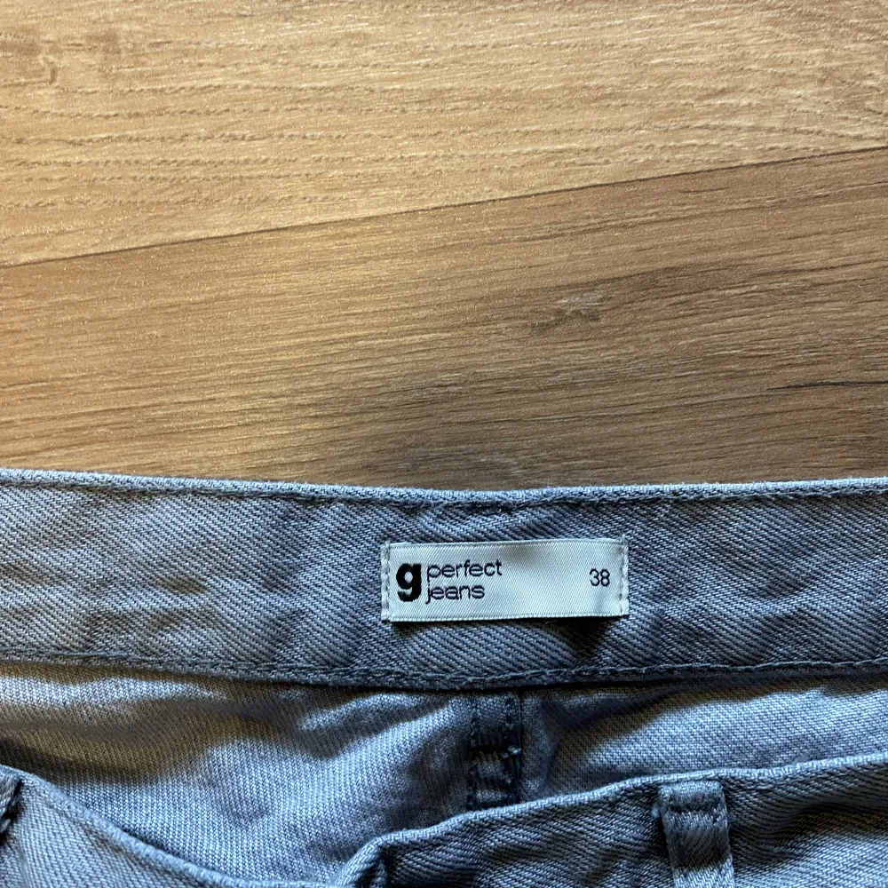 Säljer dessa super populära low waist jeansen från Ginatricot! Använda ca 2 gånger eftersom jag köpte fel storlek. Dm för bild på jeansen på. 250 kr + frakt. Köpta för 499 kr!. Jeans & Byxor.