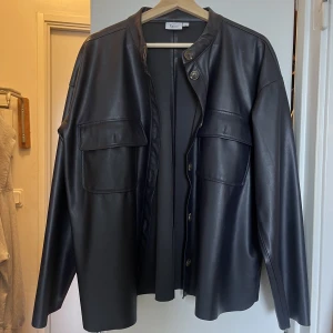 Läderjacka - Den mest perfekt läderjackan🫶 Har för många jackor därav jag säljer! perfekt till höst/vinter. Från Saint Tropez, i nyskick och säljs för 799 på fullpris! Sista bilden är hur jag skulle styla den. Strl XL men passar mig som har M/S/XS i vanliga fall💕