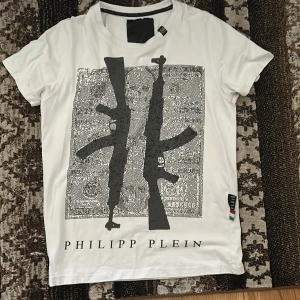 Philipp plein - Riktigt fin philipp plein tröja med väldigt snygg design. Skriv vid mer frågor 