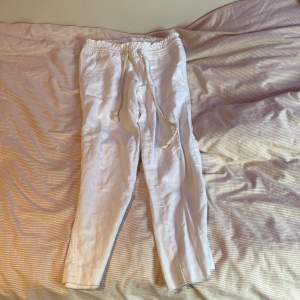 Säljer mina otroligt fina vita Roxy linne byxor i storlek xs💞 jag har sytt upp dom en bit så att dom passar mig perfekt som är 156! Säljer byxorna då dom inte kommer till användning🤍🤍 startar budgivning om många är intresserade🥰 köp direkt för 550