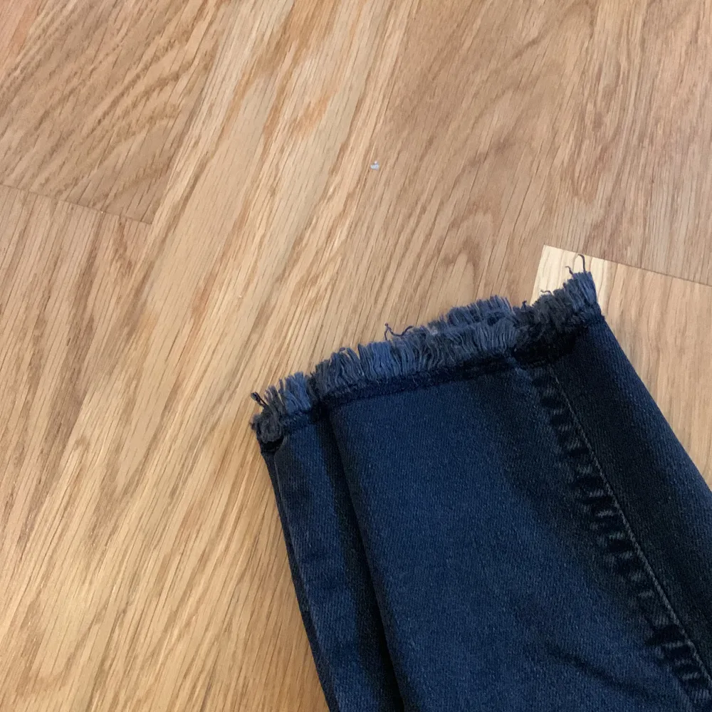 Grå/svarta jeans som sitter skit snyggt på verkligen!! Formar sig väldigt fint baktill . Jeans & Byxor.