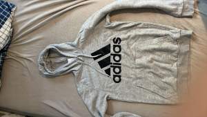 Detta är en grå fint skick adidas hoodie och vill sälja den för passar inte mig längre den är storlek S och inga skador och hör gärna av er om ni är intresserade