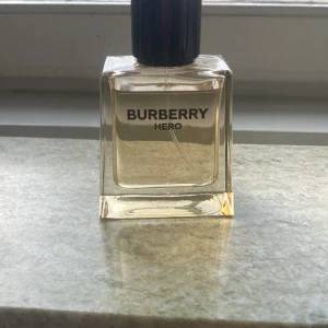 Burberry Hero - Fick i present men använde aldrig eftersom fick veta att det var en mans parfym vet inte hur mycket att säljer den för 400 hundra eftersom Nypris är 900