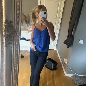 Fin fest topp - Underbar färg! Såljer då den inte kommer till användning, har aldrig fått ett tillfälle att använda den. Köpt på Arkivet i Göteborg! Jätteskum storlek då det är en L men sitter på mig som en s, jag har vanligtvis xs/s i storlek!💓💓