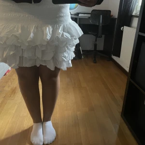 Volangkjol - Volangkjol från hm, köpt för 3 år sen. Kommer inte till användning längre. Har inga defekter! Läs bio för info☝️kontakta mig privat för frågor💗