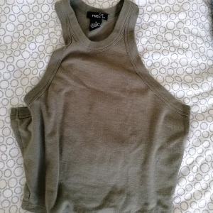 Grön croptop - Armégrön crop top, jag hade den på mig en gång så den är nästan ny :) 