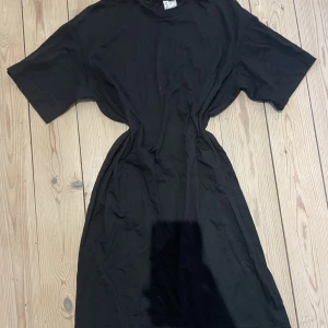 T-shirt klänning  - Basic svart t-shirt klänning perfect med ett bälte, att sova i etc
