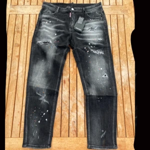 Dsquared 2 jeans  - Säljer min brors dsquared 2 jeans som han fick förra julen, byxorna var förstora vid det tillfället och han tänkte växa i dom men så blev aldrig fallet. Byxorna är i nyskick , skriv vid  frågor och funderingar 