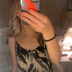 Linne - Säljer mitt linne ifrån Lindex! Säljs inte längre❣️är i jättebra skick. Det är i en svart och varm vit/beige färg! TRYCK INTE PÅ KÖP NU