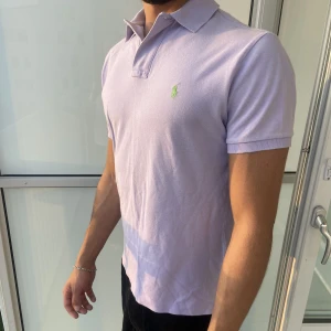 Pikétröja  - En ljuslila pikétröja från ralph lauren, storlek M!