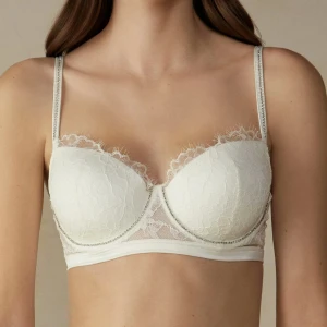 Intimissimi Bh - Slutsåld Bh från Intimissimi. Shine high like stars! Jättesnygg och fin men aldeless för stor för mig tyvärr. 100% HELT oanvänd endast testad. Prislapp tyvärr borta ,pga trodde jag skulle kunna ha den.  Skriv för egna bilder såklart!  💞💞