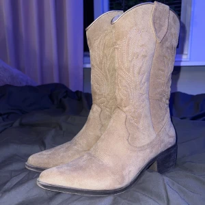 Cowboy boots  - Så coola cowboy boots i nyskick🤍köpta på Plick men får ingen användning av de🤍st 38 men passar även 39🤍fin mockabrun färg🤍vet inte riktigt var de är ifrån🤍