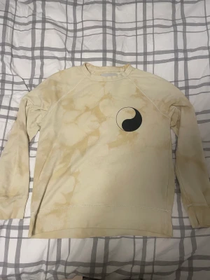 Our legacy work shop sweater  - Storlek 46, bra skick, använd sparsamt. Modellen heter nicotine tie dye. Köptes för 800 skriv för fler frågor eller andra prisförslag
