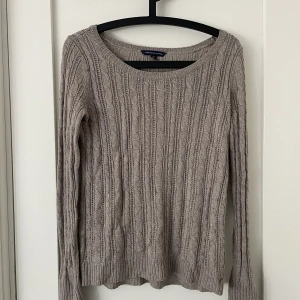 Stickad tröja - Beige stickad tröja från Urban outfitters. Använd men i bra skick. Normal till något större i storleken. 