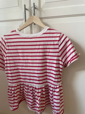 Zara randig topp - Säljer nu min söta zara tröja då den inte kommer till användning längre! Den är i mycket bra skick då den enbart använts ca 3-5 gånger!  