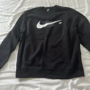 Nike tröja i fint skick helt utan skador och defekter i storlek L. 
