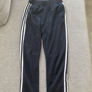 Adidas byxor - Svarta adidas byxor