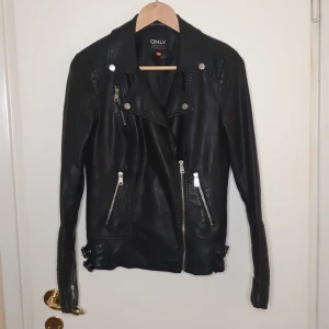 Skinnjacka  - Helt ny utan prislapp och aldrig använd. (Läder imitation) har nått tecken på "slitage" då den legat ned vikt i en låda bland andra jackor.