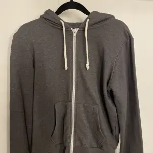 Mörkgrå hoodie med dragkedja från H&M, fint skick!! Strl S